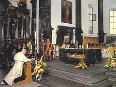 Juan Pablo II ante la tumba de san Nicol�s de Fl�e en 1984